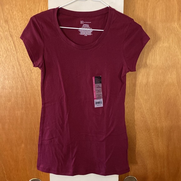 🍷 NWT Burgundy Short Sleeve Tee Shirt - Picture 2 of 6